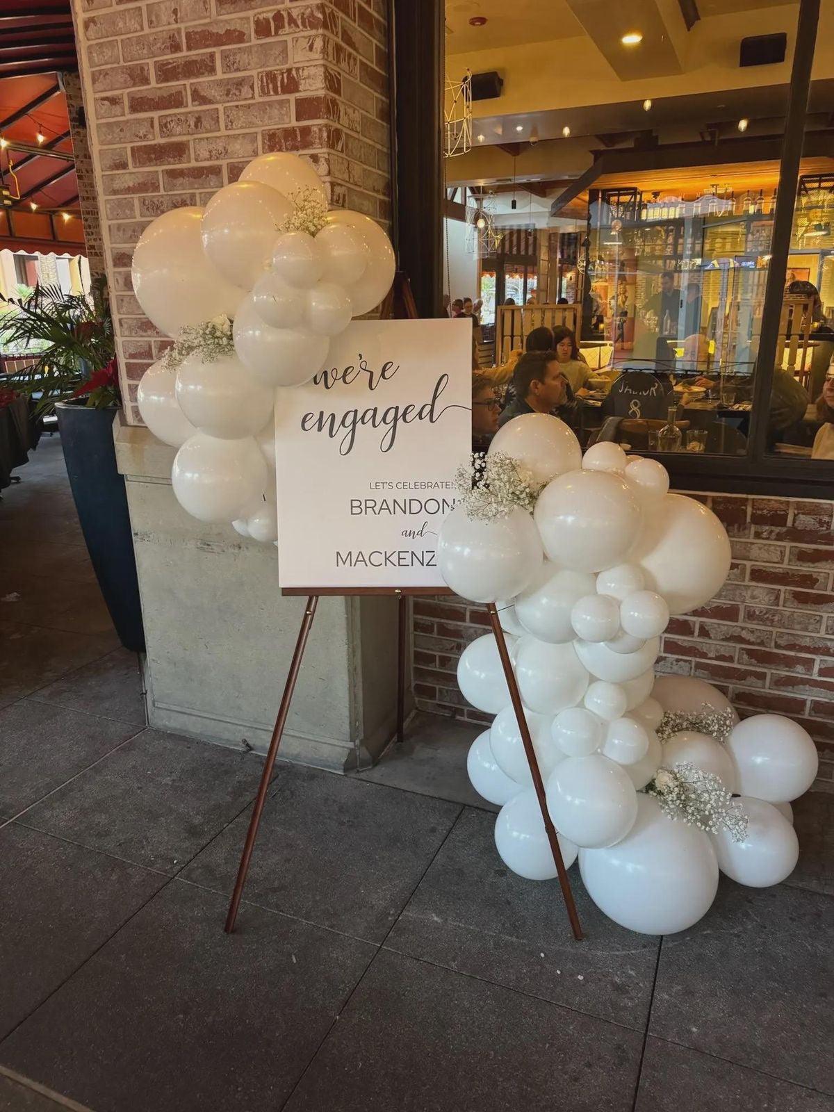 panneau personnalisé avec arche de ballons